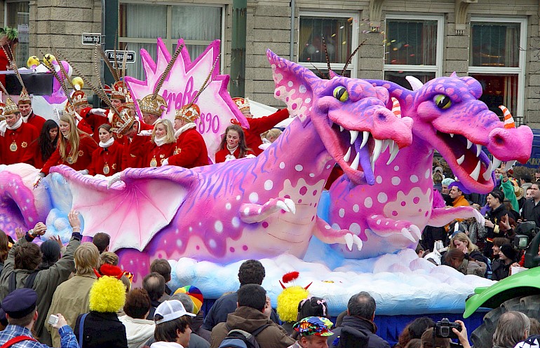 Karnevalswagen mit zwei Drachen
