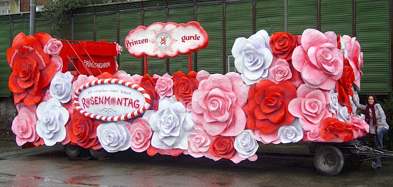 Karnevalswagen mit großen Rosen zum Rosenmontag