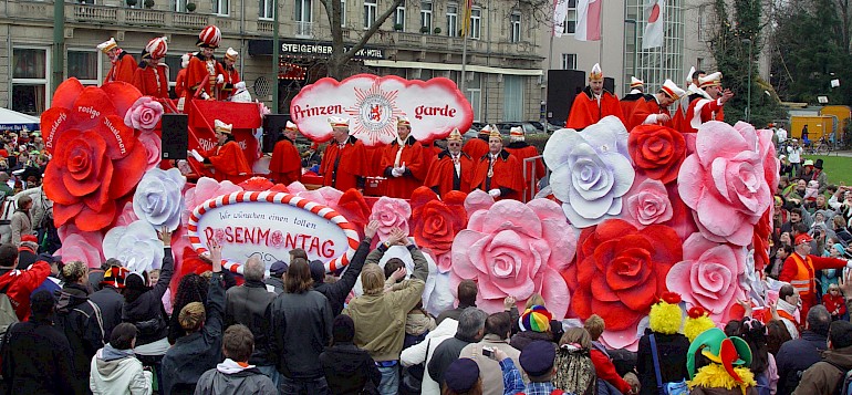 Wagen der Prinzengarde Rot-Weiss im Zug