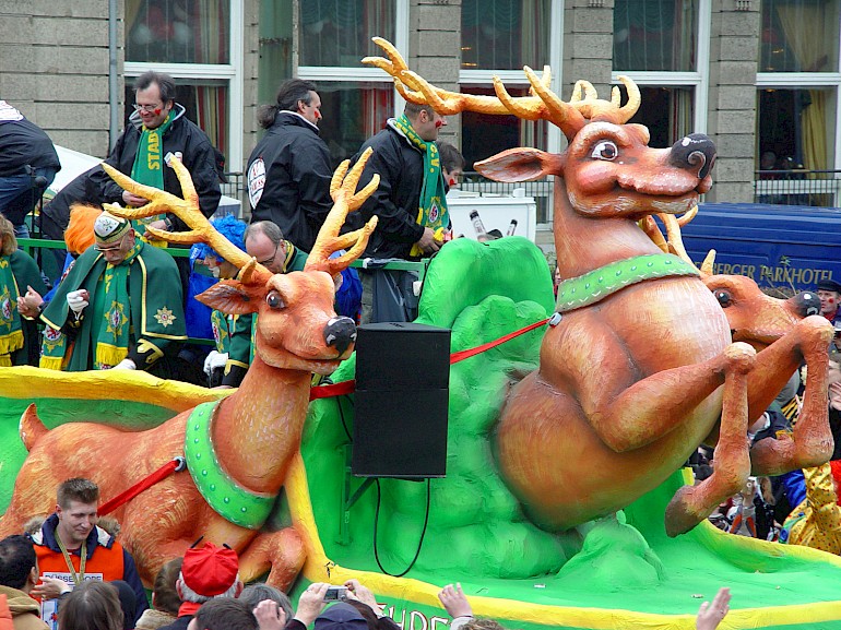 Hirsche am Karnevalswagen der Ehrengarde der Stadt Düsseldorf