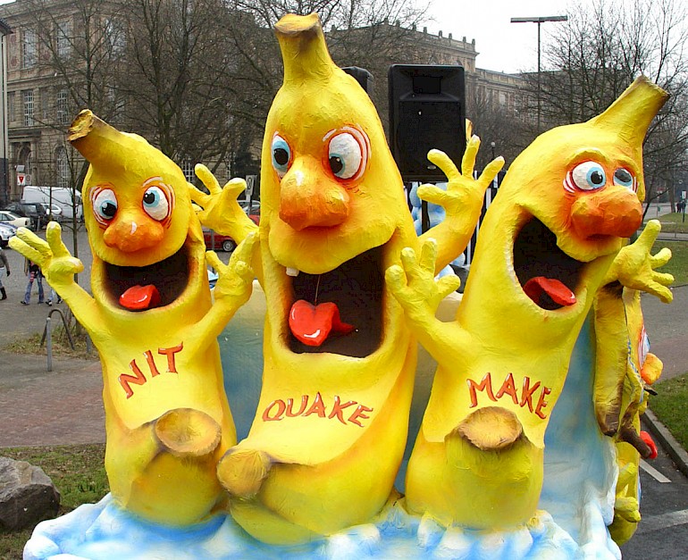 Lustige Bananen an einem Karnevalswagen