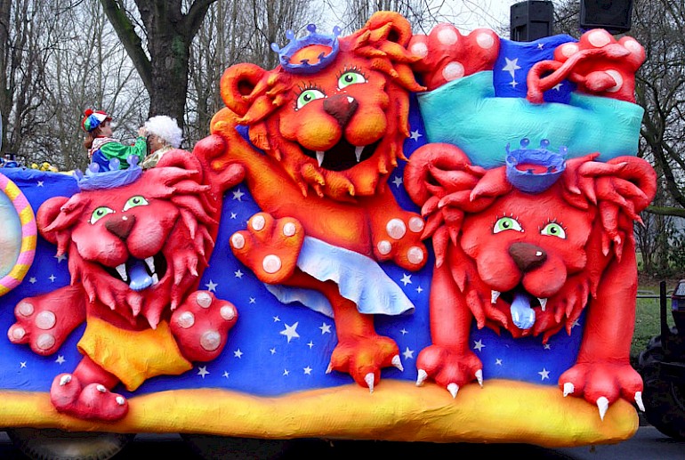 Karnevalswagen mit lustigen Löwen