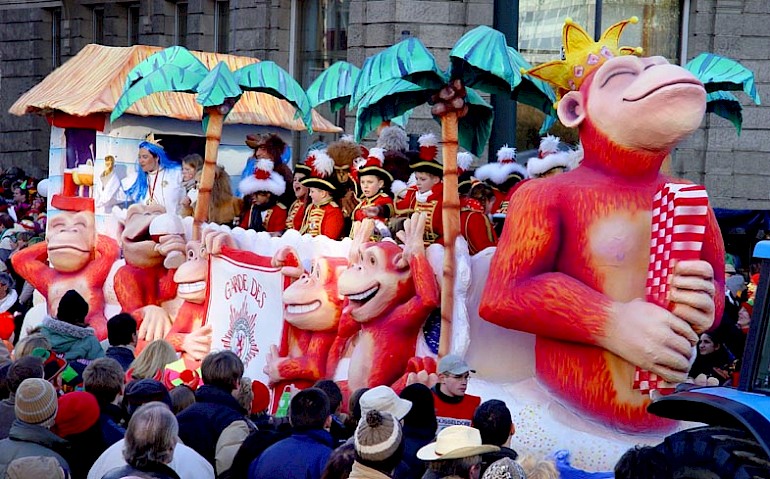 Wagen des Kinderprinzenpaares der Prinzengarde Rot-Weiss Düsseldorf. Motiv ist das "Monkey Island", eine Strandbar und Partygelände im Düsseldorfer Hafen. Mehr Bilder [/karnevalswagen/karnevalswagen-prunkwagen/2004-prinzengarde-rot-weiss-affen-2004/wagen-des-duesseldorfer-kinderprinzenpaares-2004/]