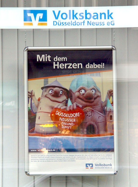 Werbeposter der Volksbank Düsseldorf Neuss mit einem Karnevalswagen-Motiv, 2004