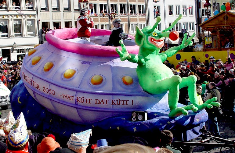 Karnevalswagen mit UFO-Motiv