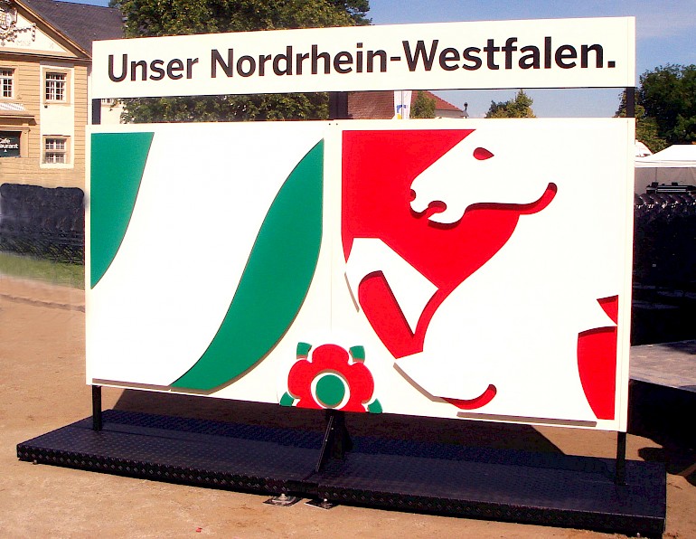 Das neue Logo von Nordrhein-Westfalen. Höhe: ca. 2,50 m, Breite: ca. 3 m. Auftraggeber: Staatskanzlei NRW.