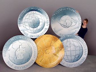 Riesige Münzen als Promotionobjekte für die Münz- und Briefmarkenmesse &quot;Philatelia&quot;