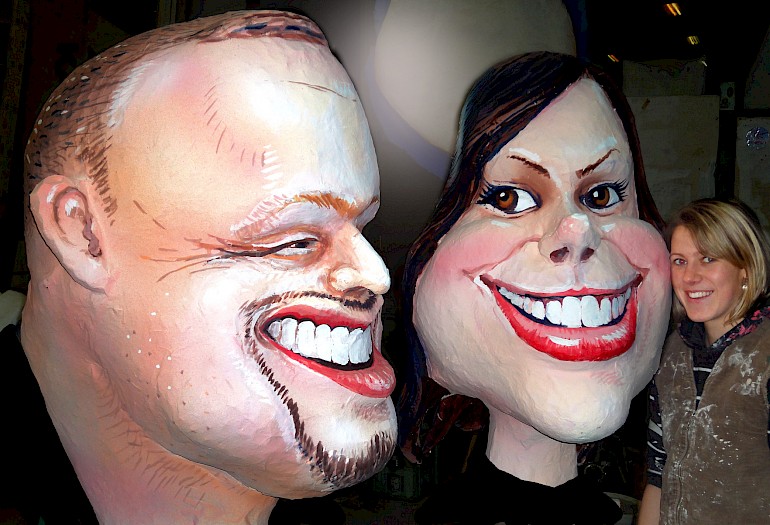 Lena und Stefan Raab auf dem AVDK-Prunkwagen. Wagenthema ist der Eurovision Song Contest in Düsseldorf im Mai 2011.
