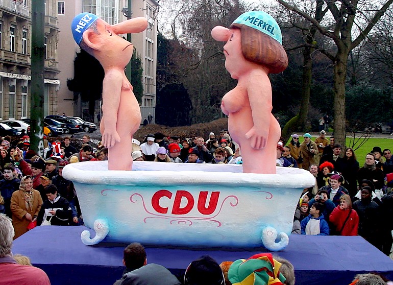 CDU-Badewanne. Presseecho zum Wagen [/karnevalswagen/politische-karnevalswagen/politische-karnevalswagen-2001/2001-cdu-badewanne/presseecho-zur-badewanne/] Die Rivalen Angela Merkel und Friedrich Merz streiten um die Führung der CDU.