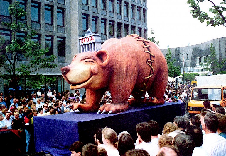 Berliner Bär Mottowagen des Düsseldorfer Rosenmontagszuges 1990, "Wiedervereinigtes Berlin". Höhe: 4 m.