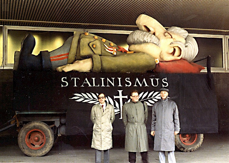 Ende des Stalinismus. Höhe: 4 m Mottowagen 1990 zum Ende der DDR und zum Zusammenbruch des Ostblocks. Nach Rosenmontag nutzte das Neue Forum Crimmitschau die Figur für eine Wahlkampf-Städtetour durch die DDR, um die alten SED-Bonzen zu ärgern. Mehr zum Stalin-Wagen [/karnevalswagen/politische-karnevalswagen/politische-karnevalswagen-1985-1995/1990-und-davor-1/presse-und-bildmaterial-zum-stalin-wagen/]