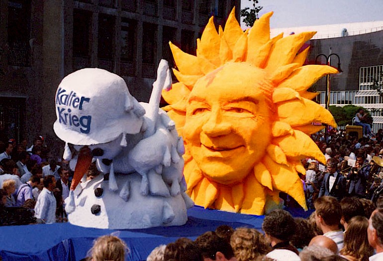 Gorbatschow lässt den kalten Krieg schmelzen Mottowagen des Düsseldorfer Rosenmontagszuges 1990.