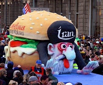 Mullah­burger 2. Mehr Bilder [/karnevalswagen/politische-karnevalswagen/politische-karnevalswagen-2005/mullahburger1/noch-ein-bild-zum-mullahburger/]