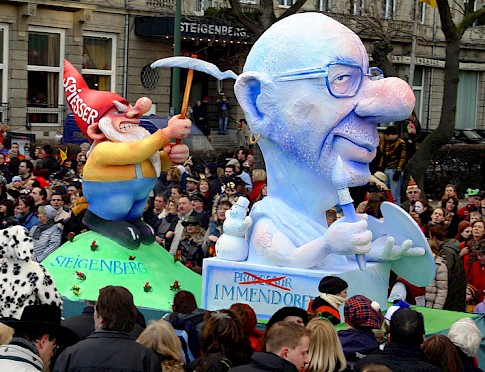 Spießer schlägt auf Künstler Immendorff ein