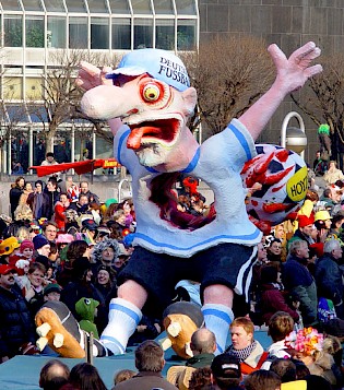 Schiedsrichter-Skandal 2 Noch ein Bild [/karnevalswagen/politwagen-2005/fussballskandal2/noch-ein-bild-zum-schiedsrichter-skandal/]