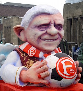 Ratzinger als Fortuna-Fan Wagen des Düsseldorfer Express Mehr Bilder und Presse [/karnevalswagen/politwagen-2006/2006-ratzinger-2006/mehr-bilder-und-presse-zum-karnevalswagen-des-duesseldorfer-express-2006/]