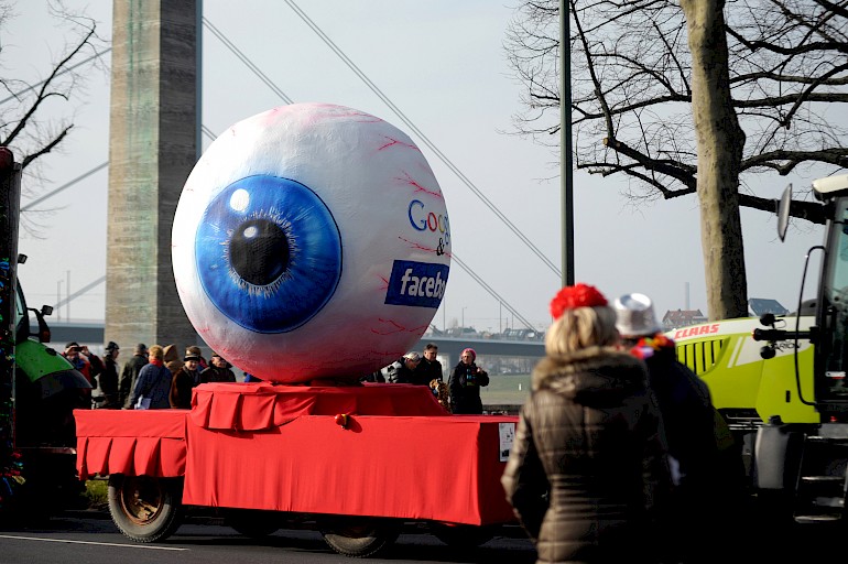 Karnevalswagen mit rotierendem Auge bei der Aufstellung zum Düsseldorfer Rosenmontagszug 2015