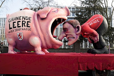 Karnevalswagen mit Oberbürgermeister Geisel, der die die leere Stadtkasse entdeckt, bei der Aufstellung
