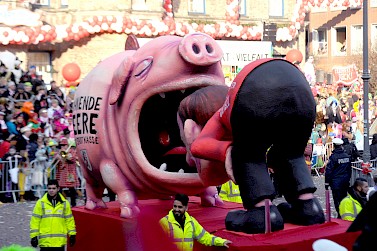 Frontalansicht des Karnevalswagens mit Oberbürgermeister Geisel, der die die leere Stadtkasse entdeckt