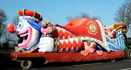 Prinzenpaarwagen bei der Aufstellung des Zuges