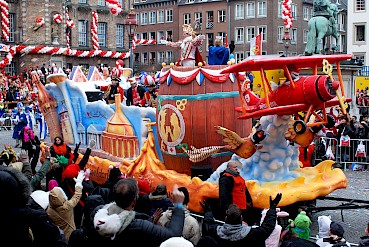 Ankunft des Düsseldorfer Prinzenwagens am Rathaus