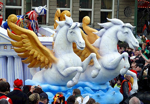 Pferde mit Flügeln am Prinzenwagen des Düsseldorfer Rosenmontagszugs 2007