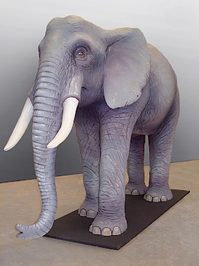 Großplastik-Elefant von vorne