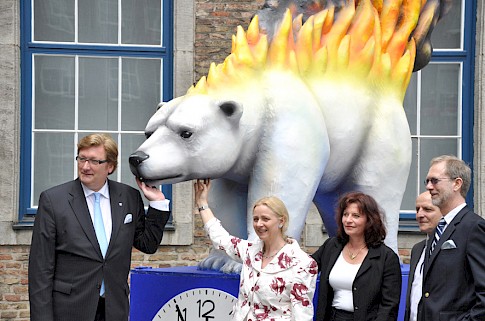 Der Eisbär vor dem Düsseldorfer Rathaus mit Oberbürgermeister Elbers (links) und der Umweltdezernentin Helga Stulgies (Mitte).