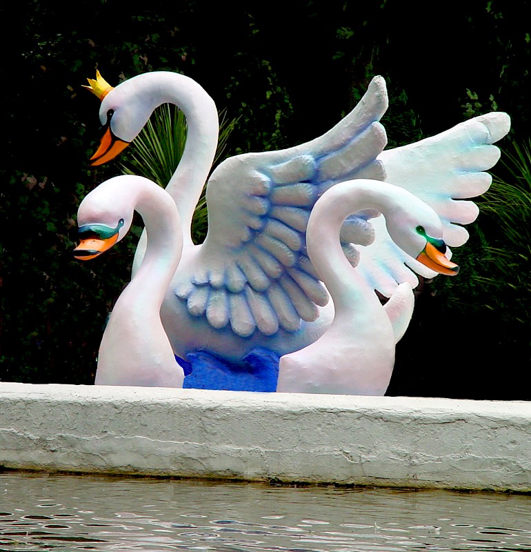 Schwanskulpturen, gebaut für einen Freizeitpark