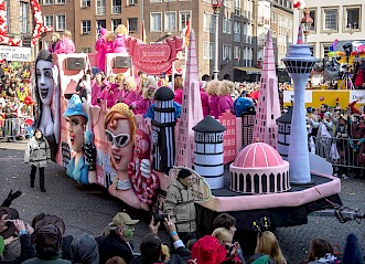 Karnevalswagen der Firma Benefit Cosmetics aus San-Francisco im Düsseldorfer Rosenmontagszug 2015, Schrägansicht