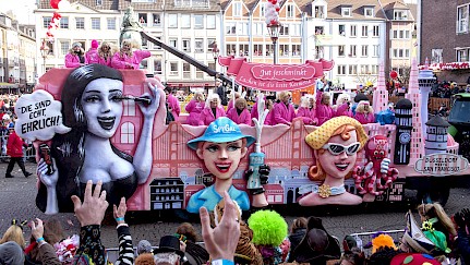 Karnevalswagen der Firma Benefit Cosmetics aus San-Francisco im Düsseldorfer Rosenmontagszug 2015, Schrägansicht