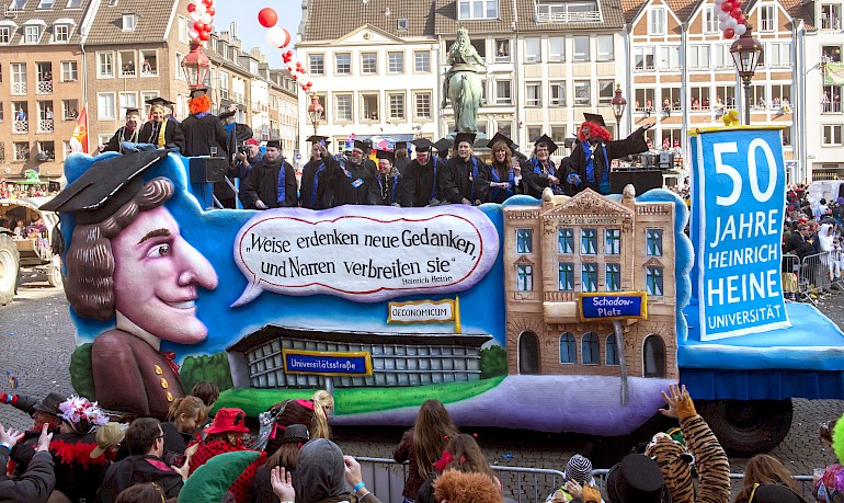 Wagen anlässlich des 50-jährigen Jubiläums der Heinrich-Heine-Universität Düsseldorf im Rosenmontagszug Düsseldorf, 2015