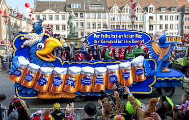 Karnevalswagen der Brauerei Frankenheim im Düsseldorfer Rosenmontagszug 2015