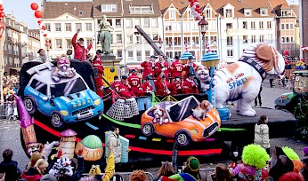 BMW-Karnevalswagen im Düsseldorfer Rosenmontagszug 2015