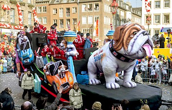 Schrägansicht des BMW-Karnevalswagens für den Düsseldorfer Rosenmontagszug 2015