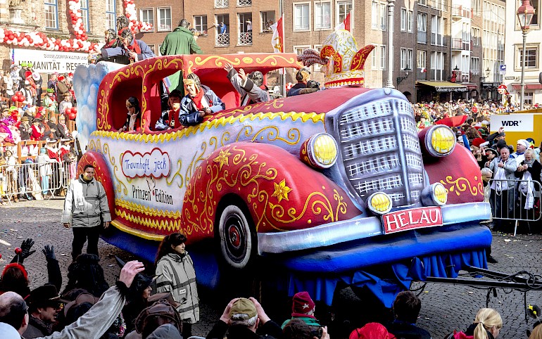 Karnevalswagen von Mercedes Benz im Düsseldorfer Rosenmontagszug 2015