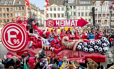 Karnevalswagen des Düsseldorfer Fußballvereins Fortuna 95 im Rosenmontagszug 2015