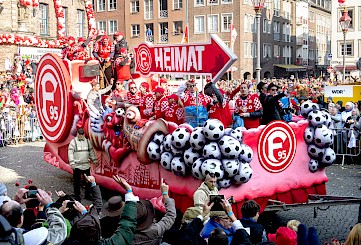 Schrägansicht des Karnevalswagens des Düsseldorfer Fußballvereins Fortuna 95 im Rosenmontagszug 2015