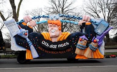 Otelo-Karnevalswagen bei der Aufstellung des Düsseldorfer Rosenmontagszuges 2013