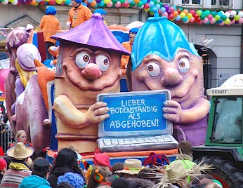 Frontfiguren des Karnevalswagens der Volksbank im Düsseldorfer Rosenmontagszug, 2009
