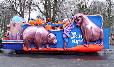 Karnevalswagen der Volksbank bei der Aufstellung, 2009