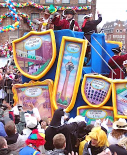 IDR-Chef Heinrich Pröpper auf dem Jubiläumswagen der IDR im Rosenmontagszug 2009