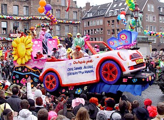 BMW-Fastnachtswagen im Zug, 2009