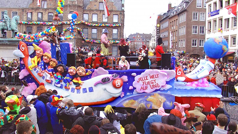 Karnevalswagen der Air Berlin im Düsseldorfer Rosenmontagszug 2009