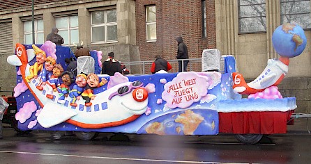 Der Air Berlin Karnevalswagen bei der Aufstellung des Düsseldorfer Rosenmontagszugs 2009