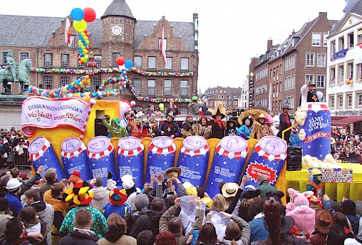 Der Dosenmontagswagen vor dem Rathaus, 2009