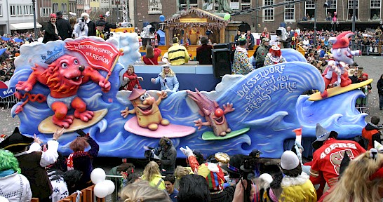 Karnevalswagen der Stadtsparkasse 2007 im Zug
