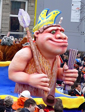Karnevalswagen der Kreissparkasse mit Neandertaler als Jeck
