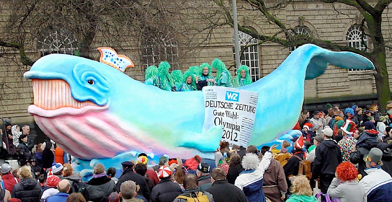 WZ-Wal Werbewagen der Westdeutschen Zeitung, Düsseldorfer Rosenmontagszug 2002.