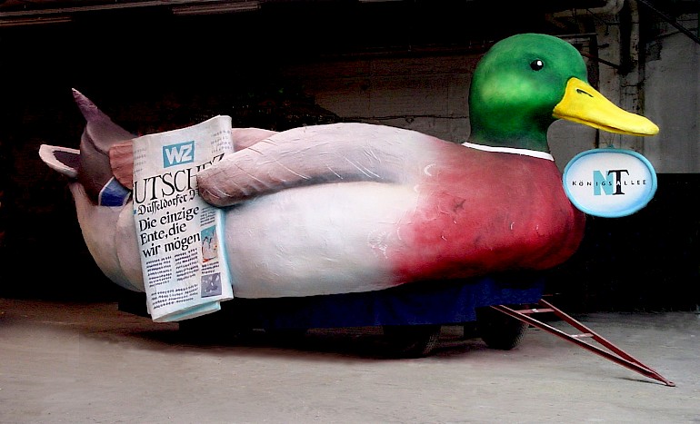 WZ-Ente Werbewagen der Westdeutschen Zeitung, Düsseldorfer Rosenmontagszug 2001.